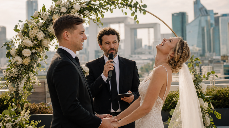 Officiant de cérémonie laïque à Courbevoie : une mariage élégant, structuré, émotionnel et profondément personnalisé aux instants mémorables uniques